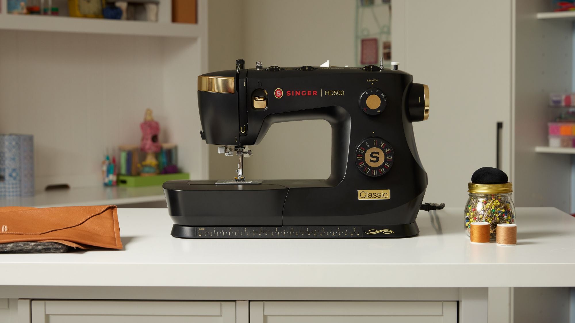 VINTAGE-INSPIRED DESIGN: The SINGER HD500 Classic sewing machine 