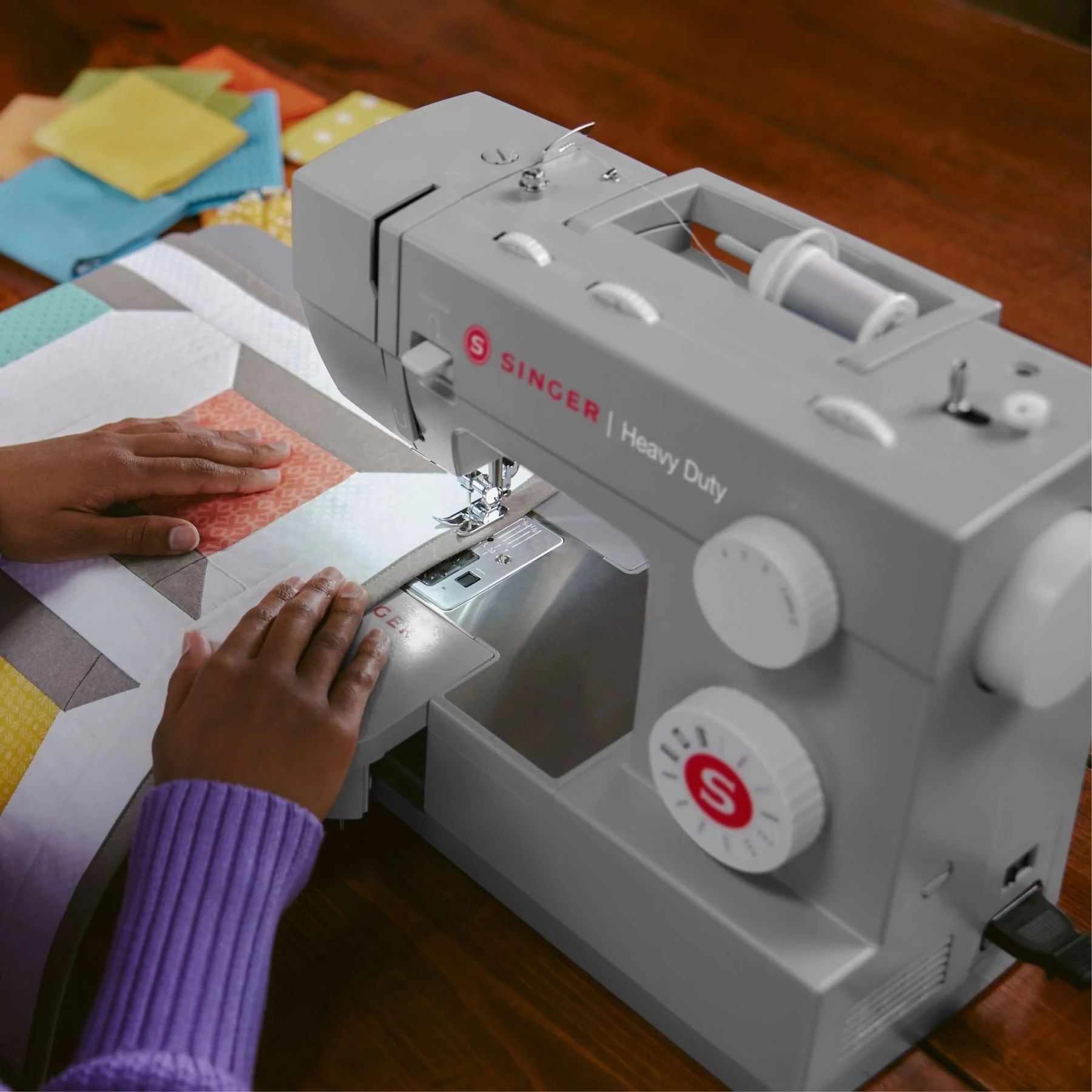 Imagen de estilo de vida de la máquina de coser Singer Heavy Duty 4411 cosiendo un bloque de acolchado.