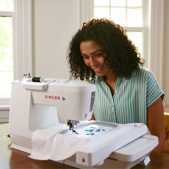 SE9180_Sewing_Embroidery_Machine_3_Lifestyle-1800x1800-3.jpg